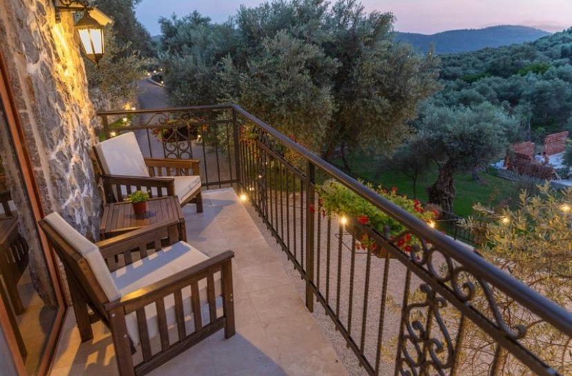 Olive Queen Rustic Estate Bar Exterior foto