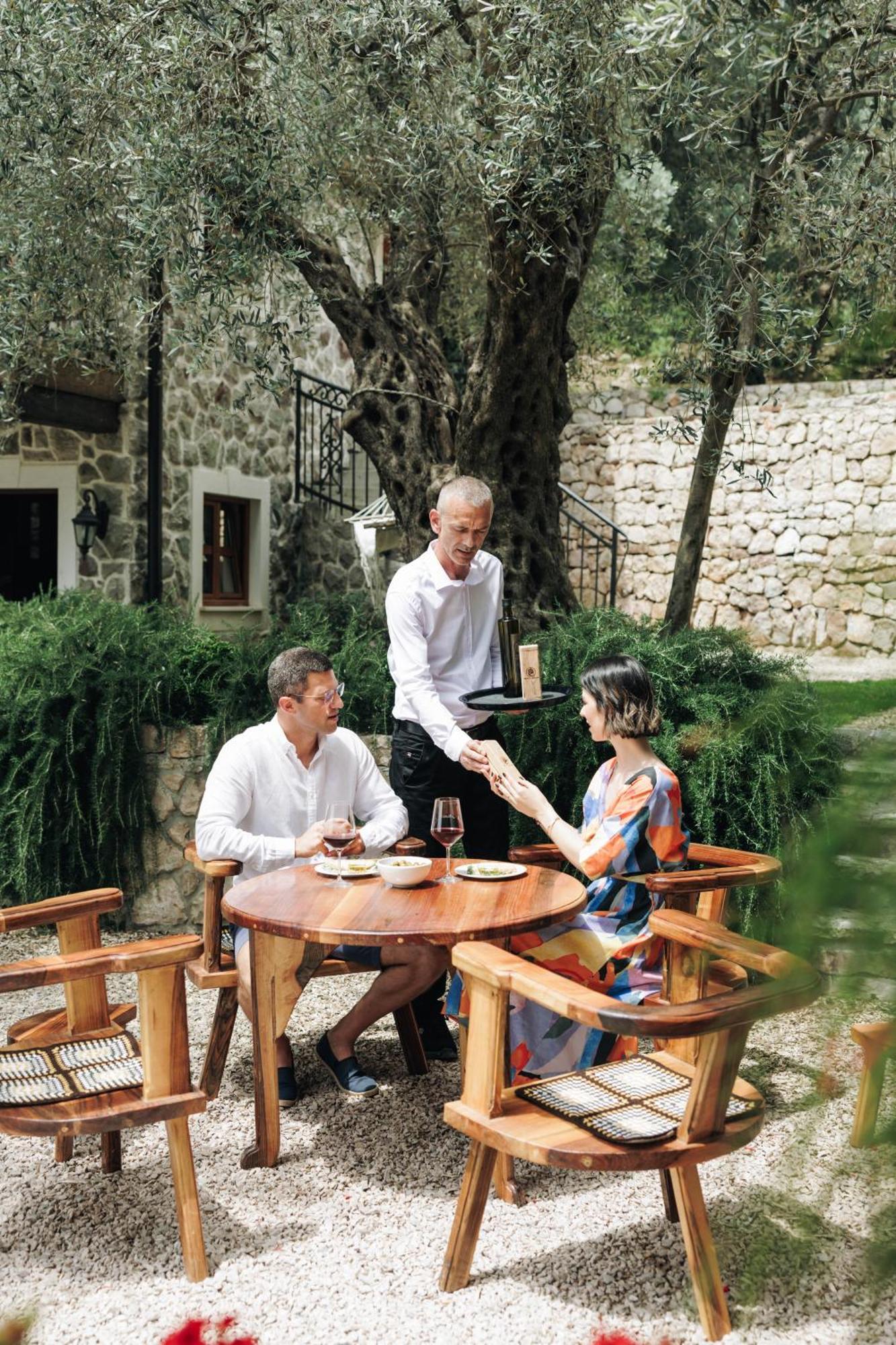 Olive Queen Rustic Estate Bar Exterior foto