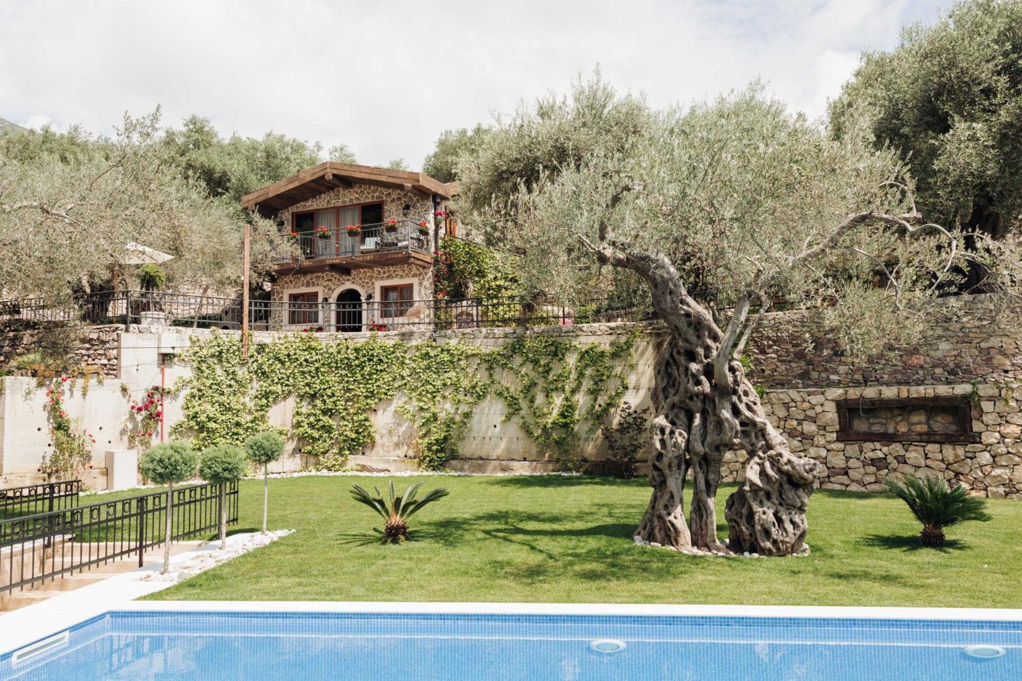 Olive Queen Rustic Estate Bar Exterior foto