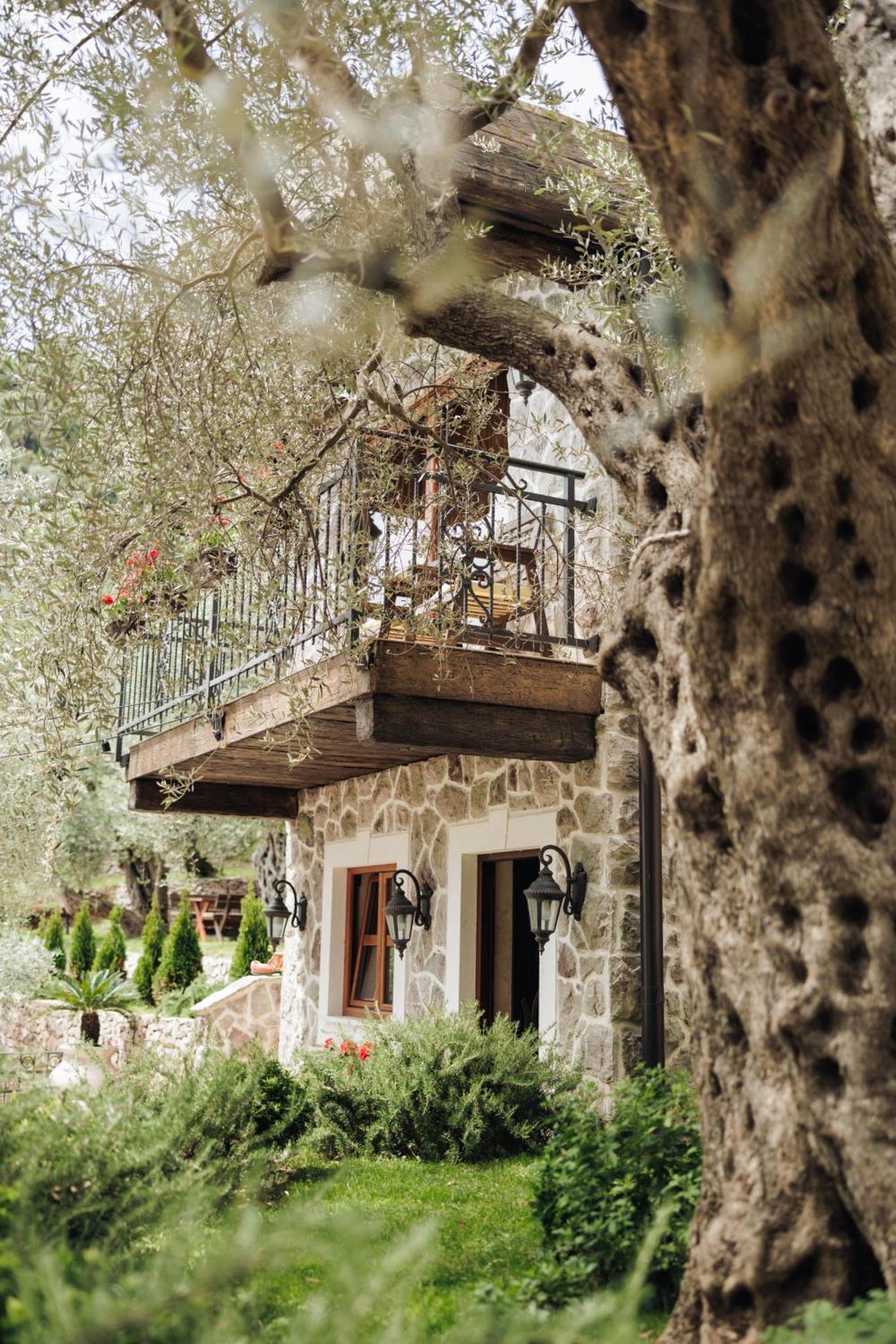 Olive Queen Rustic Estate Bar Exterior foto