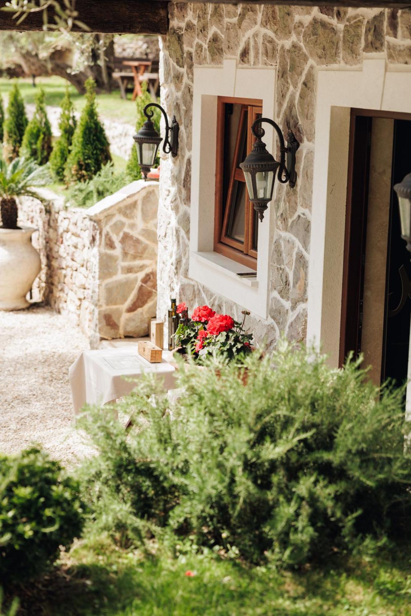 Olive Queen Rustic Estate Bar Exterior foto