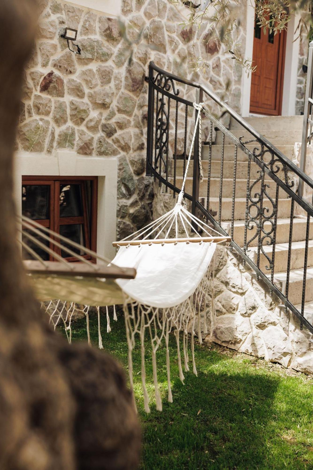 Olive Queen Rustic Estate Bar Exterior foto