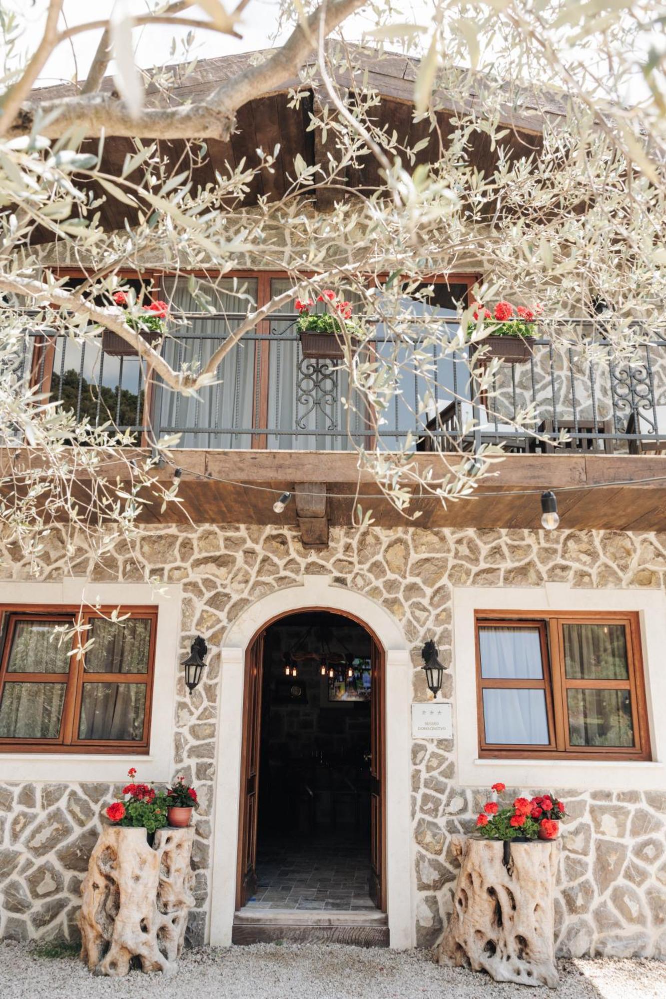 Olive Queen Rustic Estate Bar Exterior foto