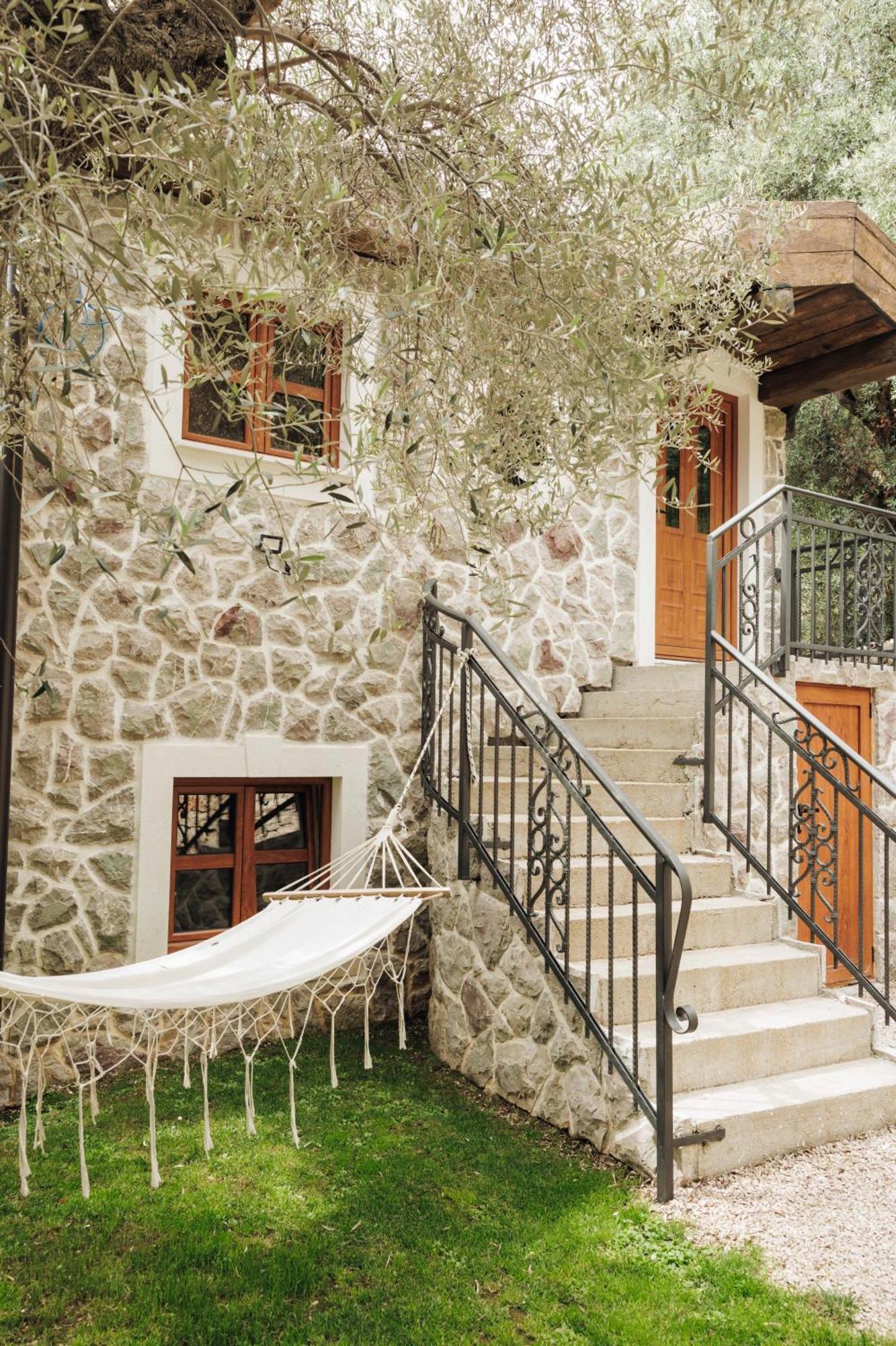 Olive Queen Rustic Estate Bar Exterior foto