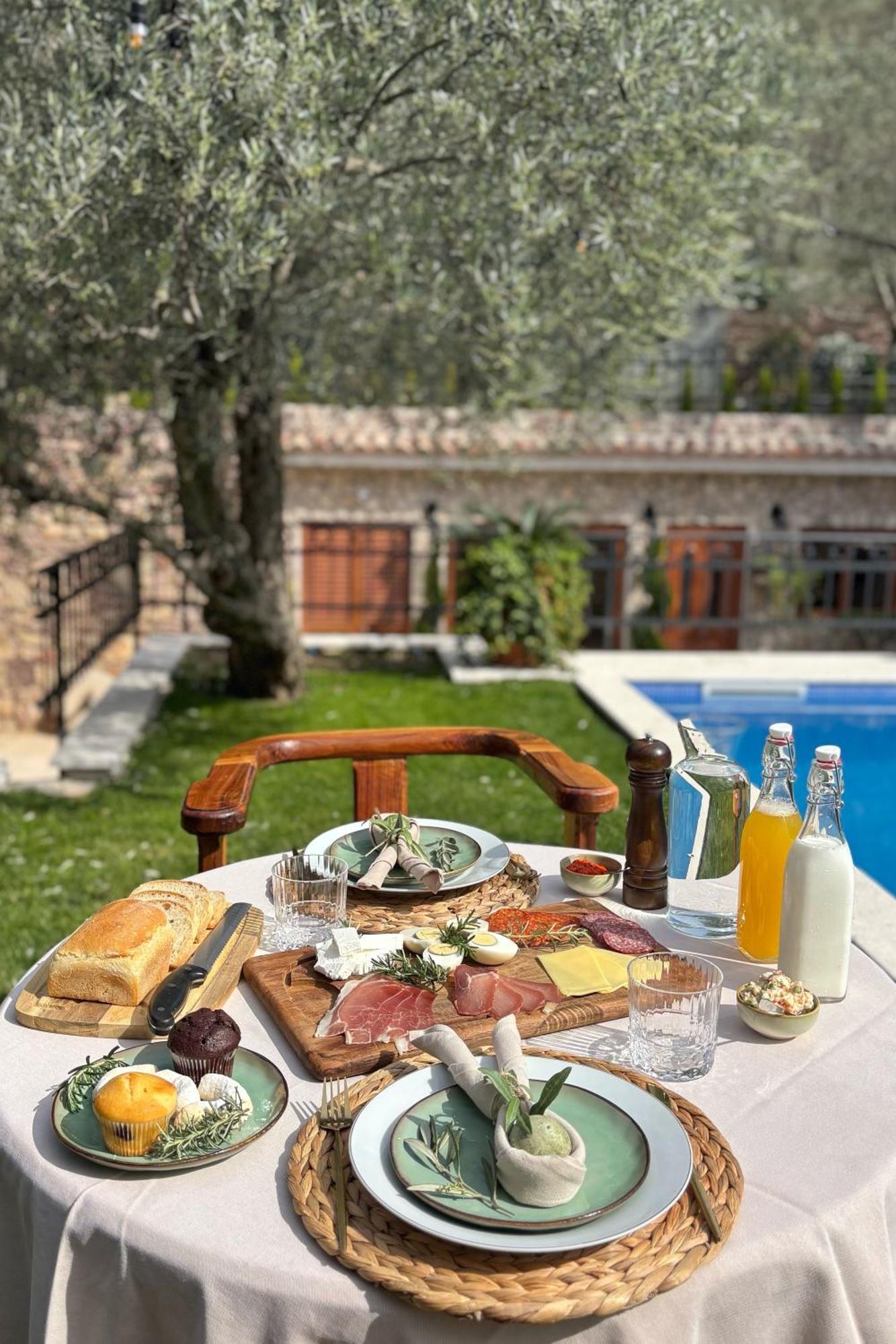 Olive Queen Rustic Estate Bar Exterior foto
